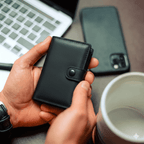 Tarjetero Automático: Lujo Compacto y Acceso Instantáneo.